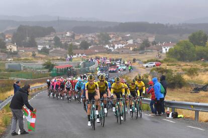 Etapa de la última Vuelta a España, a su paso por Gredos. / GETTY