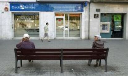 Dos pensionistas sentados en un banco