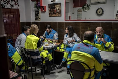 El equipo de la UVI 8 desayuna antes de iniciar su jornada laboral. De izquierda a derecha, Héctor Martínez (técnico de emergencias), Joana Ugalde (médico residente), Francisco Miguel Pérez (técnico de emergencias), Marta de la Torre (enfermera), Víctor Escudero (prensa del SUMMA) y Mariano Bartolome (médico).