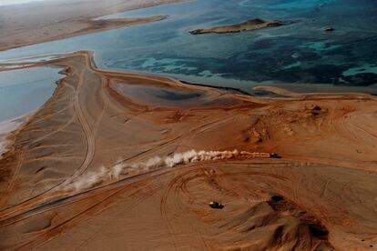 Vista general de la novena etapa del Rally Dakar, Neom-Neom, junto al Mar Rojo.