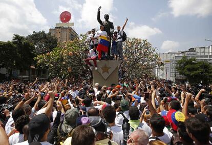 El opositor venezolano Leopoldo López se dirige a sus seguidores posando con una bandera del país durante una manifestación contra el Gobierno de Nicolás Maduro en Caracas (Venezuela). López se entregó a las fuerzas de seguridad el 18 de febrero de 2014.