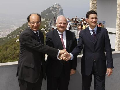Peter Caruana, Miguel Ángel Moratinos y David Miliband posan en el balcón situado en lo alto del Peñón.