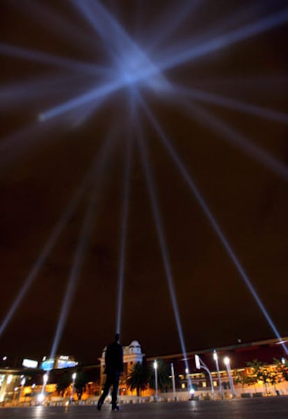 En Johannesburgo, una curiosa estrella formada en el cielo de la ciudad con potentes focos anuncia la Navidad a lsa gran colonia cristitana del pas, en su mayora de origen britnico.