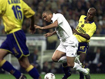 Ronaldo, a punto de caer ante la entrada de Senna.