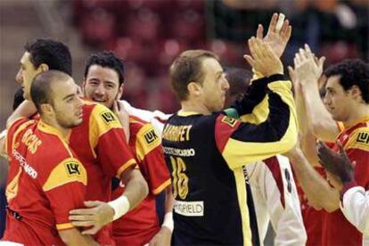 Los jugadores españoles, con Rocas y Barrufet en primer plano, celebran el triunfo, ayer.