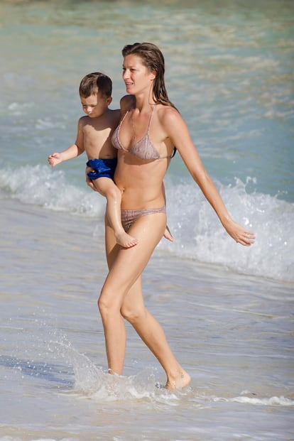 Gisele Bundchen con su hijo Benjamin de vacaciones en el Caribe. La modelo espera su segundo hijo.