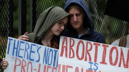 Dos manifestantes a favor del aborto protestan junto al Tribunal Supremo de EEUU, este viernes en Washington.