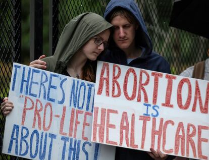 Dos manifestantes a favor del aborto protestan junto al Tribunal Supremo de EEUU, este viernes en Washington.