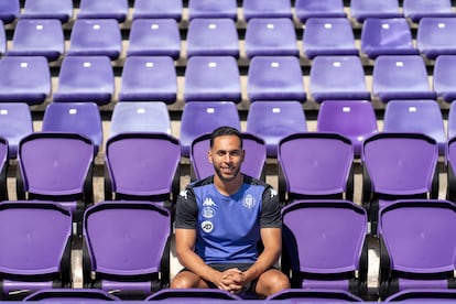 Anuar Tuhami  posa en la grada del estadio José Zorrilla de Valladolid, el 7 de agosto de 2024.