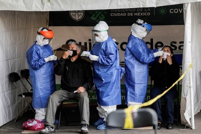 Personal sanitario realiza pruebas contra el coronavirus en Ciudad de México, el pasado 6 de noviembre.
