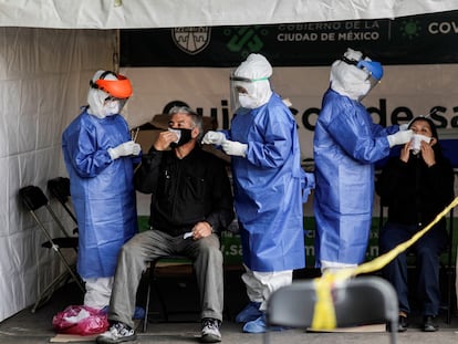 Personal sanitario realiza pruebas contra el coronavirus en Ciudad de México, el pasado 6 de noviembre.