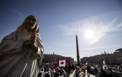 Una escultura de Teresa de Calcuta exposada a la pla?a de Sant Pere al Vatic.