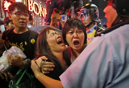 La Policía detiene a 116 manifestantes tras el desalojo de la zona de las protestas prodemocracia en Hong Kong.