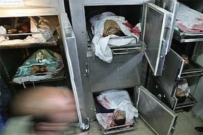 Los cadáveres de los muertos en la operación <i>Hierro Naranja</i> en la morgue del hospital Nasser.