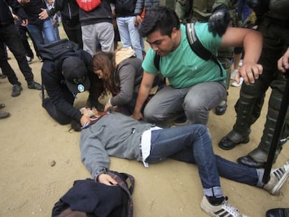 Estudantes tentam socorrem jovem baleado.