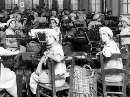 Un grupo de trabajadoras de la fábrica de tabaco de Cádiz.