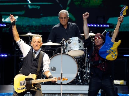 Springsteen y Steven Van Zandt, con Max Weinberg al fondo, en la batería, en un momento del concierto del miércoles en Madrid.