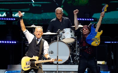 Springsteen y Steven Van Zandt, con Max Weinberg al fondo, en la batería, en un momento del concierto del miércoles en Madrid.