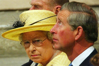 Isabel II y el príncipe Carlos, durante la celebración del 50 aniversario de su reinado en junio de 2003.