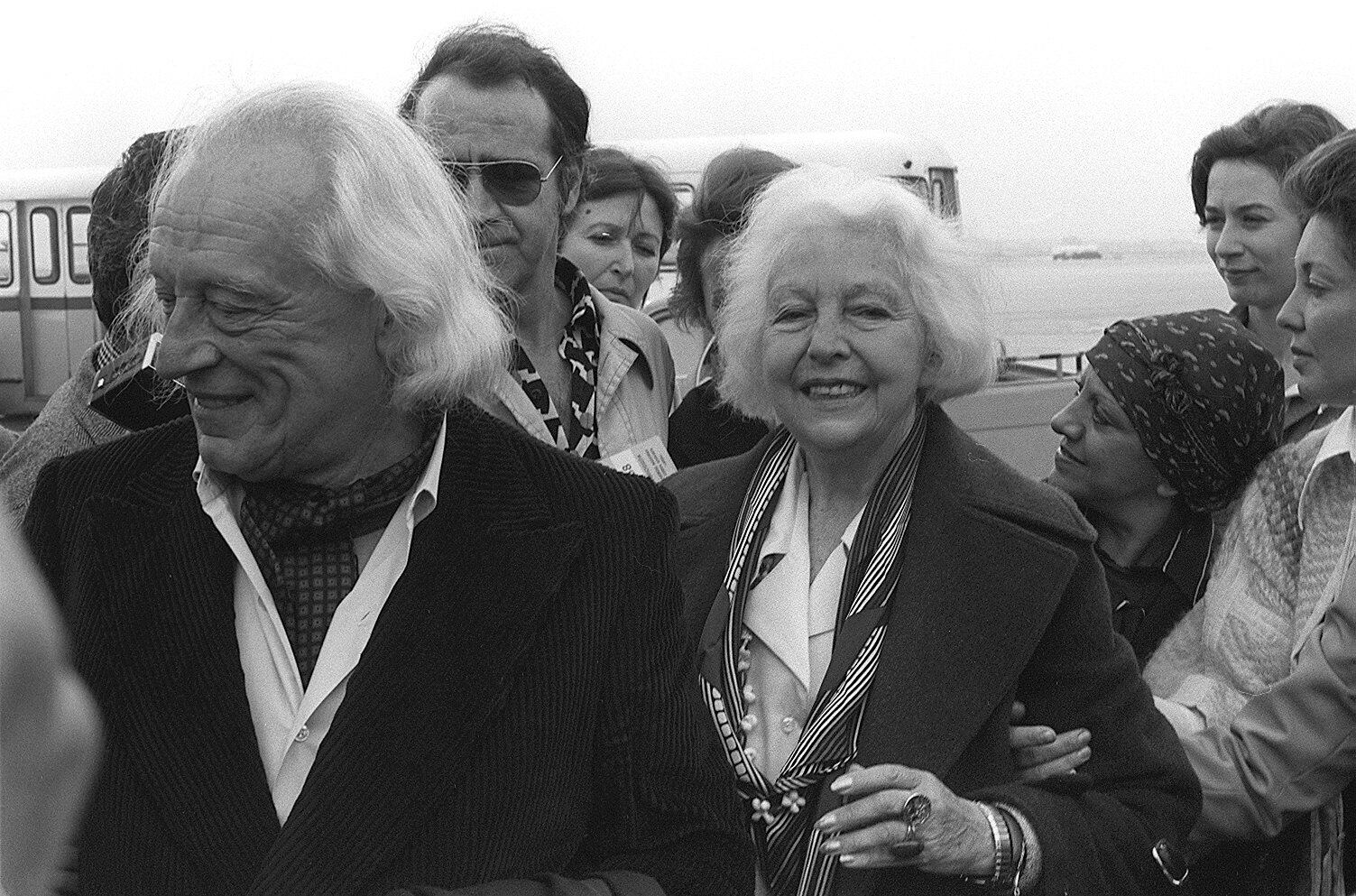 El poeta Rafael Alberti, acompañado de su mujer, María Teresa León, a su llegada al aeropuerto de Barajas (Madrid), procedente de Roma, en 1977, tras pasar allí 14 de sus 38 años de exilio.