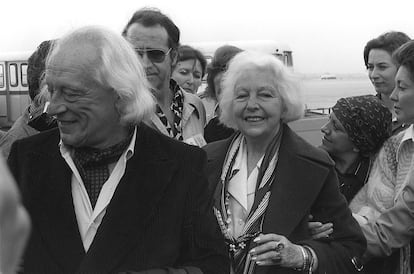 El poeta Rafael Alberti, acompañado de su mujer, María Teresa León, a su llegada al aeropuerto de Barajas en 1977, procedente de Roma, donde pasó 14 de sus 38 años de exilio.