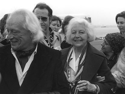 El poeta Rafael Alberti, acompañado de su mujer, María Teresa León, a su llegada al aeropuerto de Barajas en 1977, procedente de Roma, donde pasó 14 de sus 38 años de exilio.