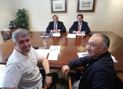 Los Secretarios Generales de UGT y CCOO, Pepe Álvarez y Unai Sordo, y los presidentes de CEOE y CEPYME, Juan Rosell y Antonio Garamendi, durante la reunión.