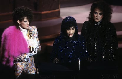 En 1985 el cantante ganó el Oscar a la mejor canción por Purple Rain. Lo recogió con un traje azul noche con capucha cajuado de lentejuelas.