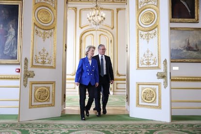 La presidenta de la Comisión Europea, Ursula von der Leyen junto al primer ministro británico, Keir Starmer.