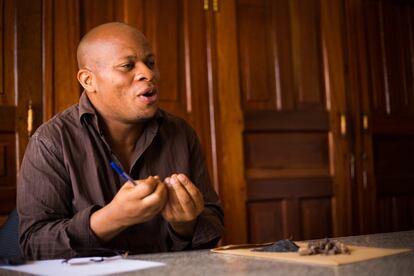 Faturi Bisimwa es negociante de coltán. Tiene agentes a pie de mina y, desde la ciudad, busca compradores del exterior. Es el director de MBF, una de las cooperativas que espera tener la aprobación para poder vender 
el coltán certificado.