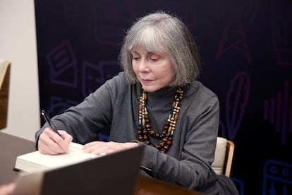 La escritora Anne Rice firma sus libros en un acto en Los Ángeles, en 2016.