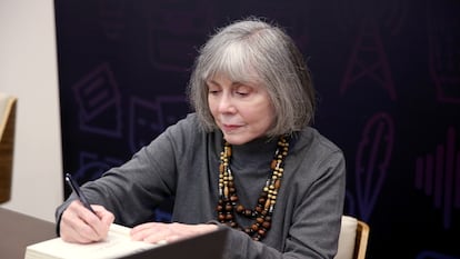 A escritora Anne Rice autografando livros em Los Angeles, em 2016.