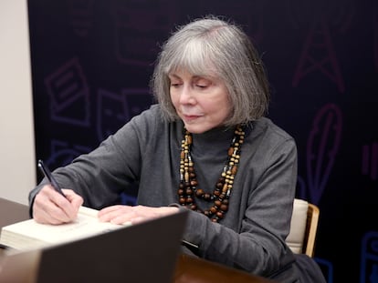 La escritora Anne Rice firma sus libros en un acto en Los Ángeles, en 2016.