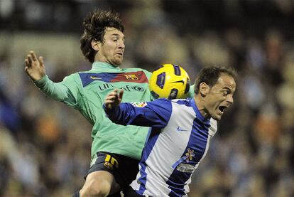 Messi pelea un balón por alto con Farinós.