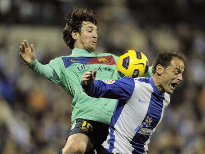 Messi pelea un balón por alto con Farinós.