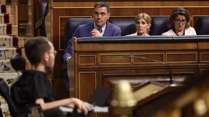 Miembros del Gobierno escuchan en el Congreso al portavoz de Unidas Podemos, Pablo Echenique.