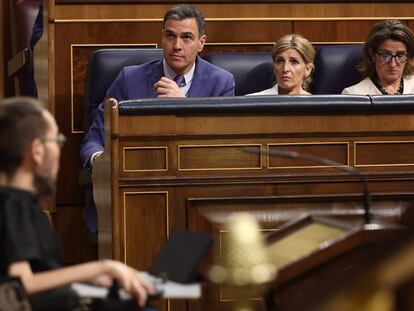 Miembros del Gobierno escuchan en el Congreso al portavoz de Unidas Podemos, Pablo Echenique.
