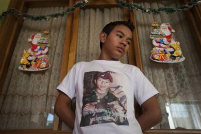 Johan Martínez, de 13 años, con una camiseta que pide la liberación de su padre, José Martínez, secuestrado por las FARC en 1997. Tanto los ciudadanos de a pie como el propio Gobierno colombiano aprovechan la Navidad para apelar al sentimiento familiar de los guerrilleros y pedirles que dejen las armas y se "desmovilicen".