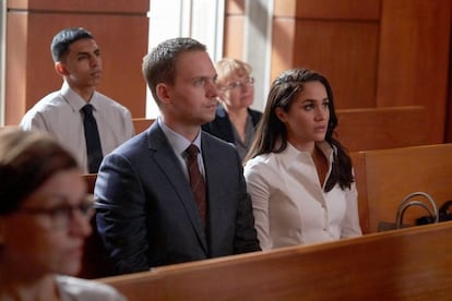 Tras años de esfuerzos por hacerse un hueco y de papeles pequeños, la suerte sonrió a Markle en 2011. Entonces se convirtió en una de las protagonistas de 'Suits', una serie de abogados en la que dio vida a Rachel Zane durante más de 100 episodios de seis temporadas. Un papel que la lanzó a la fama, sobre todo en Estados Unidos.