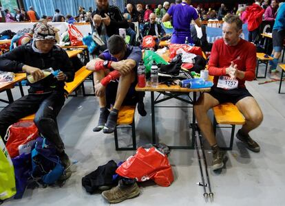 Los atletas descansan de la carrera en Dolonne, cerca de Coumayeur (Italia), el 1 de septiembre.