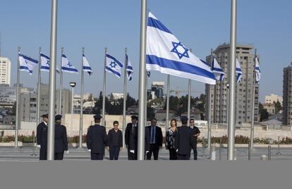 Guardias del parlamento israelí colocan las banderas a media asta en honor al fallecido expresidente israelí y premio Nobel de la paz Simón Peres en Jerusalén.