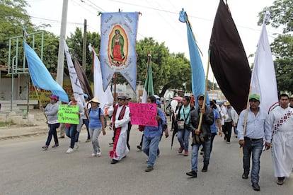 El padre Marcelo P&eacute;rez, en una marcha en Chiapas en 2016.