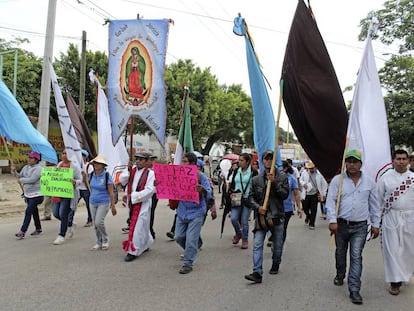 El padre Marcelo P&eacute;rez, en una marcha en Chiapas en 2016.