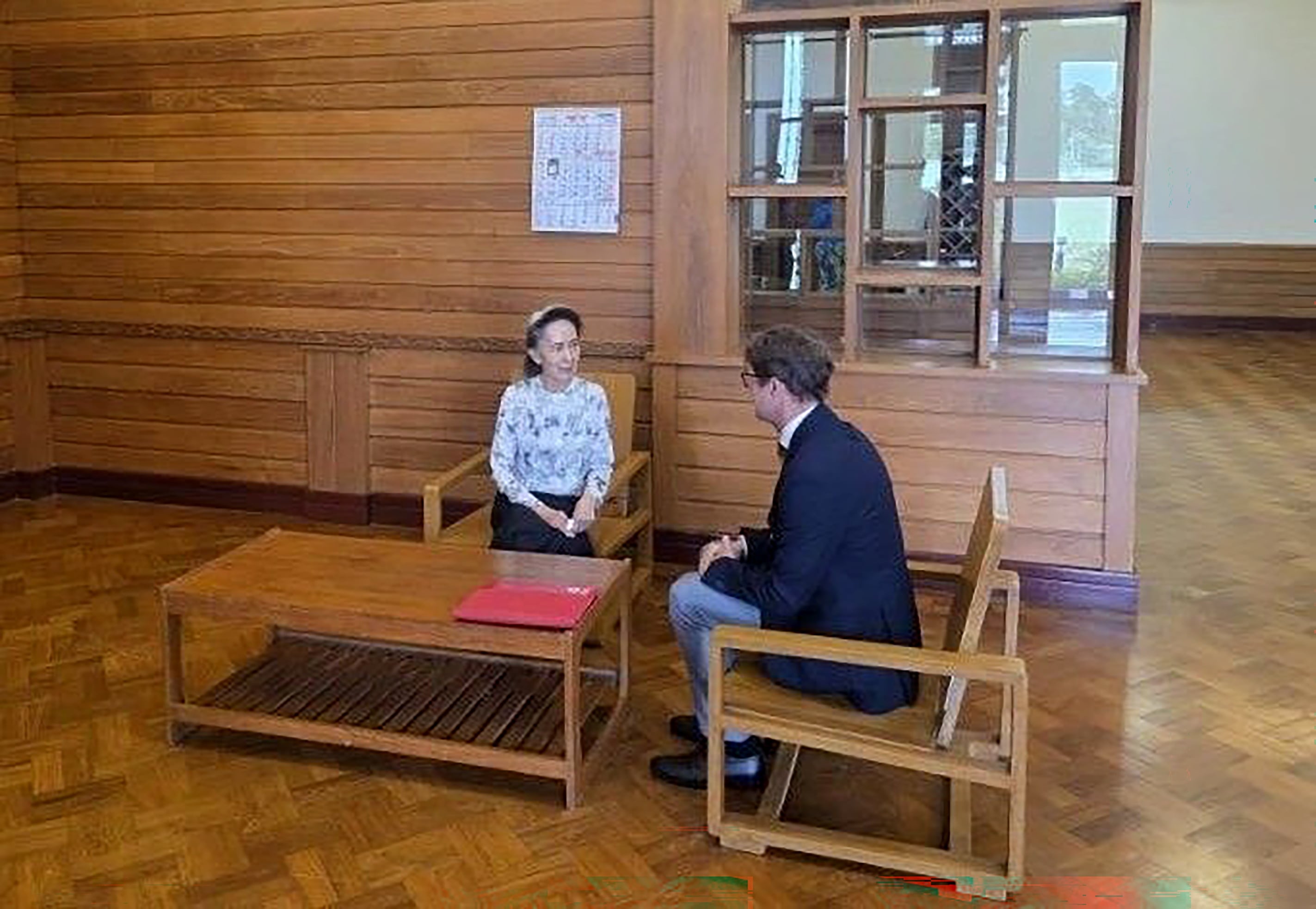 La junta birmana difunde fotos de la Nobel de la Paz Aung San Suu Kyi con un representante de Cruz Roja