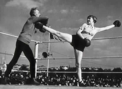 La boxe française pour madames. Photoreportage Trampus, 1941.