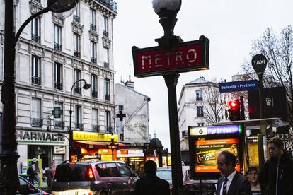 Vista del metro de Belleville-Pyrenées en París.