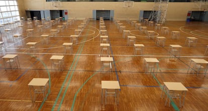 Mesas y sillas colocadas en una cancha de baloncesto del colegio Jesuitas en Bilbao para mantener la distancia social. 
