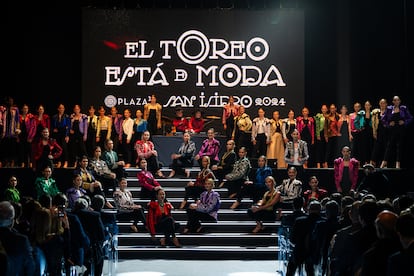Las modelos del sastre Justo Algaba, en el escenario de la Gala de San Isidro.