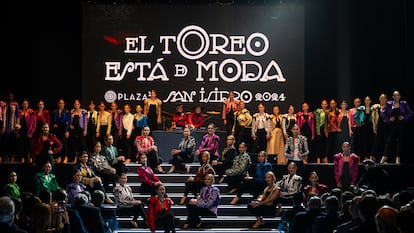 Las modelos del sastre Justo Algaba, en el escenario de la Gala de San Isidro.