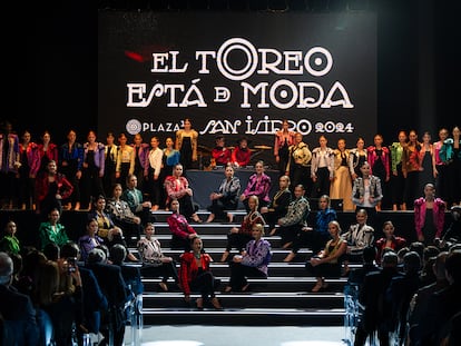 Las modelos del sastre Justo Algaba, en el escenario de la Gala de San Isidro.